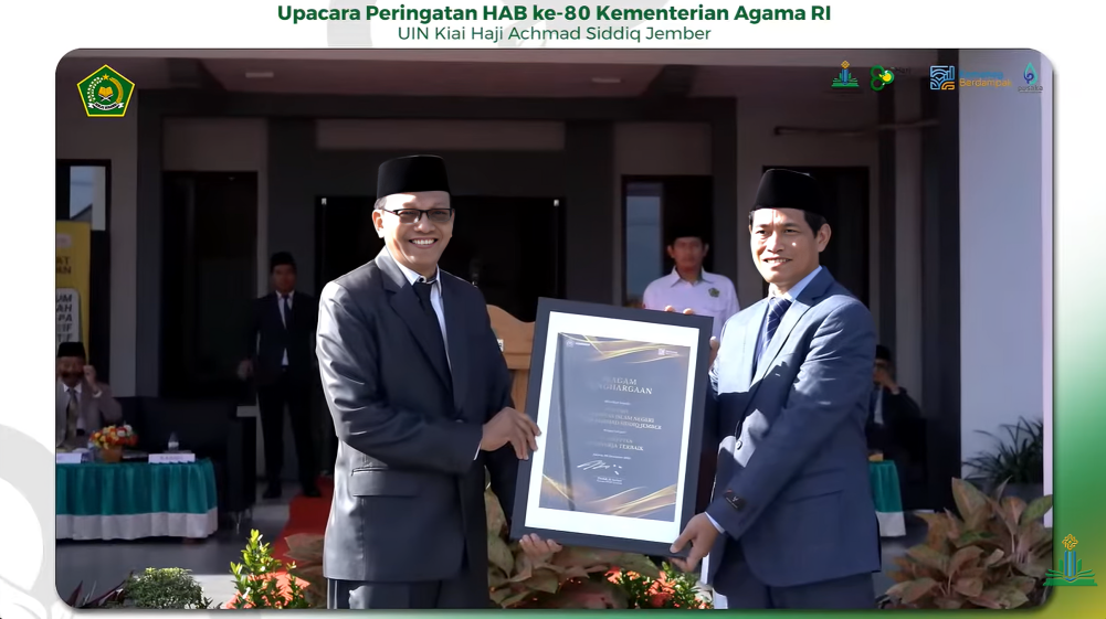 Kepala Biro AUPK Serahkan Penghargaan PPID Berkinerja Terbaik pada HAB Ke-80 Kemenag